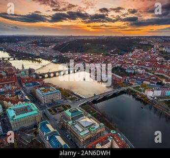 Prague, République tchèque - Vue Aérienne Vue panoramique vue drone ville de Prague avec le célèbre Pont Charles (Karluv Most), pont Mánes et Rudolfinium c Banque D'Images
