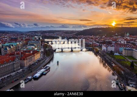 Prague, République tchèque - Aerial drone panoramique sur la ville de Prague avec le célèbre Pont Charles (Karluv Most), pont Mánes et Franc St. Banque D'Images