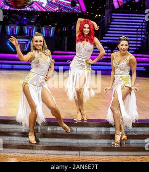 Mushtuk Luba, Dianne Buswell et Karen Hauer participant à un Photocall en avant de la première nuit de la Strictly Come Dancing Live Tour 2020 à l'Arena de Birmingham. Banque D'Images