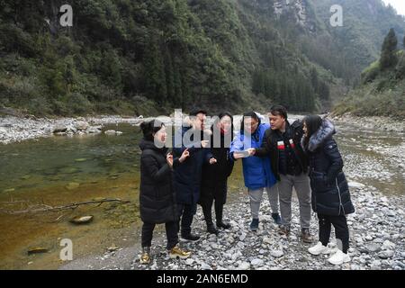 (200116) -- SHIZHU, 16 janvier 2020 (Xinhua) -- des chanteurs de l'Opéra National de Chine chanter de pratique sur la route tout en visitant Shizhu Tujia comté autonome de la Chine, sud-ouest de la municipalité de Chongqing, 14 janvier 2020. Des artistes de l'Opéra National de Chine ont donné trois conférences sur le chant et met en scène cinq spectacles bénéfice pour les populations locales à Pengshui, Youyang et Shizhu dans trois jours. (Xinhua/Wang Quanchao) Banque D'Images