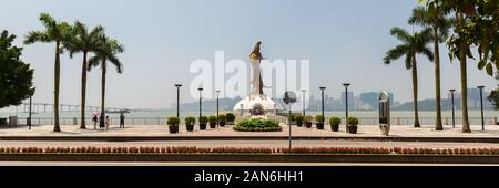 Panorama avec statue de Kun Iam. Femme bodhisattva, communément appelée Guan Yin ou Guanyin. La sculpture est faite de bronze et de 32 mètres de haut (Macao). Banque D'Images