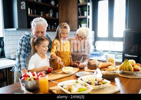 Heureux grands-parents de s'amuser avec des enfants à la maison Banque D'Images