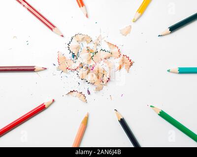 Restes de limaille d'affûtage, crayons de couleur sur fond blanc, copy space Banque D'Images
