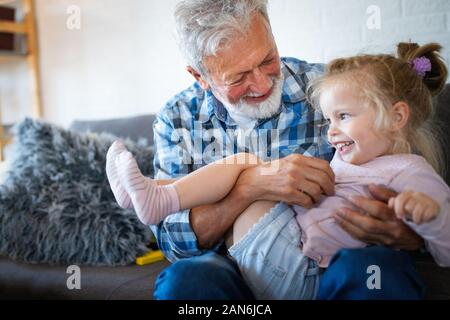 Le jeu et le plaisir des grands-parents avec leur petite-fille Banque D'Images