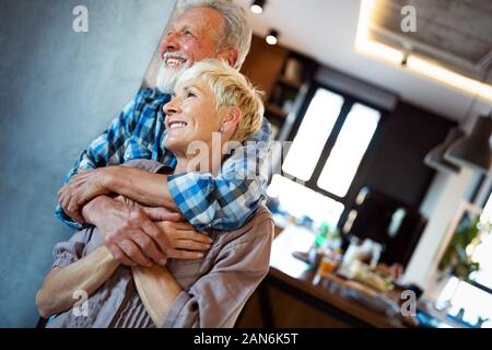 Happy smiling senior couple embracing ensemble à la maison Banque D'Images