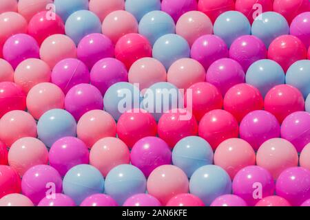 Vue isolée sur les balles en plastique de natation. Aligné sur plusieurs rangées - dans l'ordre parfait. Multicolore. Concept pour l'ordre, la diversité, être une équipe. Banque D'Images