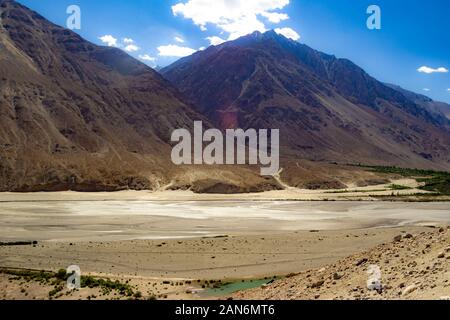 High Dynamic Range image de montagne aride dans un désert avec river et de ciel bleu profond et le blanc des nuages épars dans le Ladakh, le Jammu-et-Cachemire, l'Inde Banque D'Images