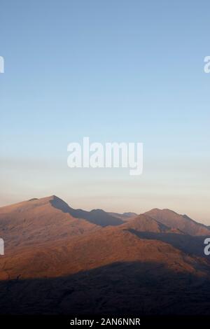 Vue nord-est vers Yr Aran, South Ridge of Snowdon et Crib Goch, Snowdonia, Pays de Galles, Royaume-Uni. Prise De Moel Hebog. Banque D'Images