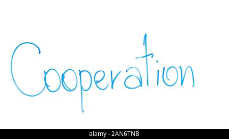Mot de coopération écrit sur le verre, en partenariat, des projets communs d'affaires Banque D'Images
