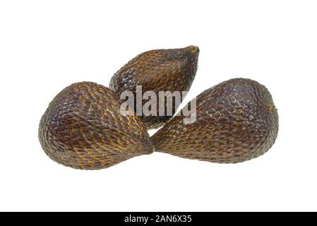 Fruit de serpent, techniquement connu sous le nom de fruit de salak ou salaca zalaca isolé sur le fond blanc Banque D'Images