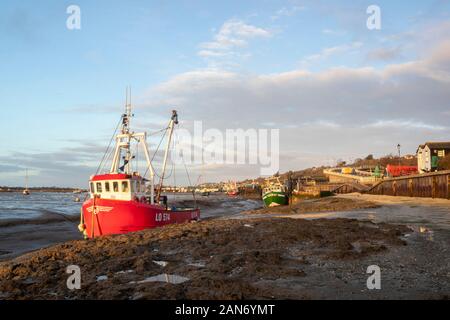 Des bateaux de pêche à l'ancienne Leigh, Leigh-on-Sea, Essex, Angleterre against a blue sky Banque D'Images