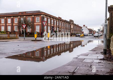 Du jour au lendemain de fortes pluies inondations coauses à Christchuch road, Northampton, Royaume-Uni. Banque D'Images