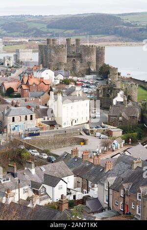 CONWY, UK - 26 février 2012. Vue aérienne du Château de Conwy et ville du Pays de Galles Banque D'Images