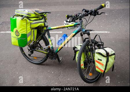 Londres - le 20 juin 2012 : réponse du cycle du support à vélo Ambulance garé avec un kit avec un défibrillateur et l'oxygène. Banque D'Images