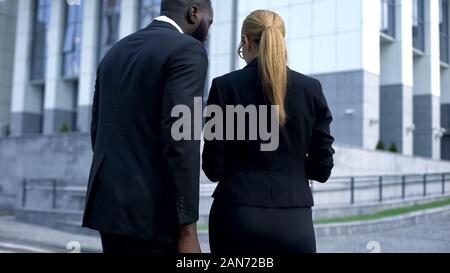 Les gens d'affaires, la préparation de documents de lecture discours avant la réunion, vue arrière Banque D'Images