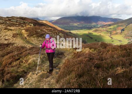 Walker sur les pentes inférieures de l'ensemble de haute Rigg avec St John's, dans la vallée en direction de Blencathra Lake District, Cumbria, Royaume-Uni. Banque D'Images