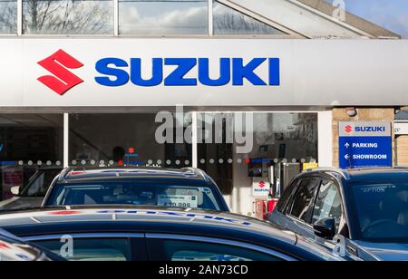 OXFORD, UK - janvier 03, 2020. Suzuki automobiles sur un parvis showroom d'un concessionnaire dans l'Oxfordshire, UK Banque D'Images