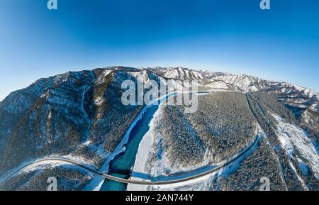 Vue aérienne panoramique nature et paysage pittoresque près d'une montagne de l'Altaï avec un green river Katun et pont sur une journée ensoleillée d'hiver avec ciel bleu Banque D'Images