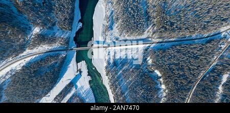 Vue aérienne panoramique nature et paysage pittoresque près d'une montagne de l'Altaï avec un green river Katun et pont sur une journée ensoleillée d'hiver avec ciel bleu Banque D'Images