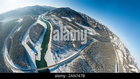 Vue aérienne panoramique nature et paysage pittoresque près d'une montagne de l'Altaï avec un green river Katun et pont sur une journée ensoleillée d'hiver avec ciel bleu Banque D'Images