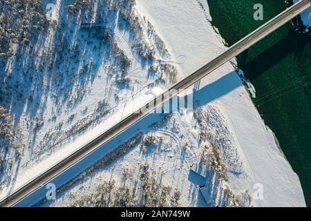 Vue aérienne panoramique nature et paysage pittoresque près d'une montagne de l'Altaï avec un green river Katun et pont sur une journée ensoleillée d'hiver avec ciel bleu Banque D'Images