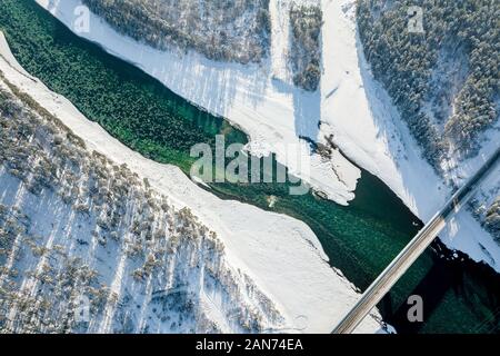 Vue aérienne panoramique nature et paysage pittoresque près d'une montagne de l'Altaï avec un green river Katun et pont sur une journée ensoleillée d'hiver avec ciel bleu Banque D'Images