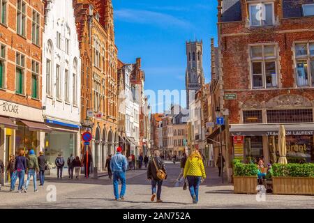 Bruges, Belgique - 10 Avril 2016 : Street view avec des maisons traditionnelles et populaires dans la tour Belfort destination belge Brugge Banque D'Images