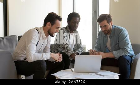 Projet d'entreprise multiraciale businesspeople on laptop in office Banque D'Images