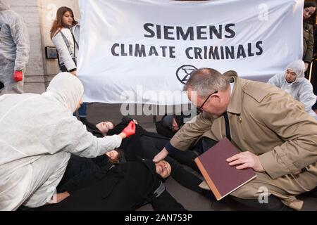 London, UK : 16 janvier 2020. Rébellion d'extinction ont organisé un die-in, complet avec un détective et l'équipe médico-légale, les agents à l'extérieur de Siemens siège londonien, en raison de leur participation à l'Adani mine de charbon à ciel ouvert en Australie, malgré prétendant être visant à réduire, à l'encontre de la volonté des peuples indeginous, et dans le contexte de l'Australie est terrible de brousse. Crédit : Anna Watson/Alamy Live News Banque D'Images