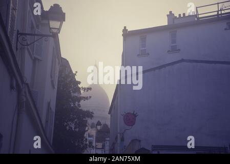 Un matin brumeux à Paris, par pasakdek Banque D'Images