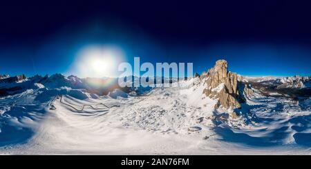 Vue panoramique de 360 Ra Gusela (Passo Giau) plus d'un ciel bleu, près de Cortina D'Ampezzo, Italie Banque D'Images