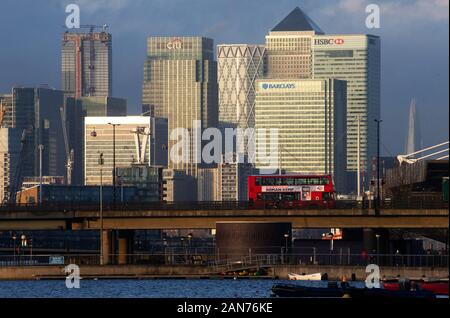 London, UK 16 Jan 2020 le lever du soleil sur la ville de Londres, le quartier financier dans l'East End de Londres, où de nombreuses banques et les traders sont fondées. Il y est dit être une légère amélioration des perspectives économiques et des taux d'intérêt peut être coupé à la fin du mois. Credit : Tommy Londres/Alamy Live News Banque D'Images