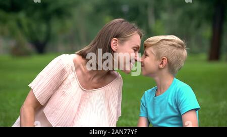 Mère et fils nuzzling, passer du temps ensemble à l'extérieur, de l'unité de famille aimante Banque D'Images