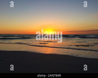 Magnifique coucher de soleil sur la plage dans l'ouest de l'Australie, près de Perth ville Banque D'Images