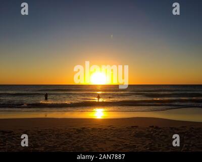 Magnifique coucher de soleil sur la plage dans l'ouest de l'Australie, près de Perth ville Banque D'Images