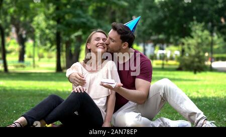 Copain copine aimante féliciter avec anniversaire, surprise inattendue Banque D'Images