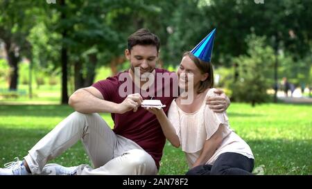 Femme mari félicitant sur anniversaire ou anniversaire de mariage, s'amuser Banque D'Images