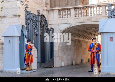 Cité du Vatican, ITALIE - 22 octobre 2019 : Des soldats de la Garde Suisse Pontificale debout à côté de la Place Saint Pierre au Vatican Banque D'Images