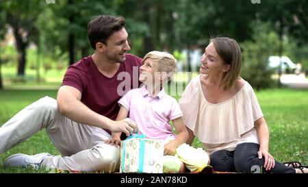 Donner de la famille cadeau surprise à papa à la fête des pères ou fête son anniversaire Banque D'Images