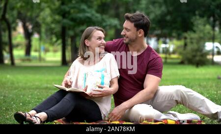 Mari aimant donner boîte-cadeau pour femme, cadeau pour aucune raison, l'amour vrai Banque D'Images