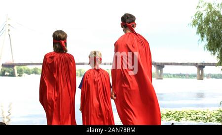 Super Héros à la passerelle, au bal costumé, des divertissements pour toute la famille Banque D'Images