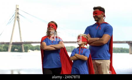 La famille de super-héros sans peur permanent, le travail d'équipe, la solution commune de difficultés Banque D'Images