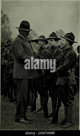 L'Américain de la photographie annuelle . La piscine. W. H. RABE. intitulé Soldats à jouer a été prise cette année au cours d'undes ces jeux à la mobilisation du camp à Mt. Gretna. Une faute, la bride rotulée munie tip, montre très nettement sur cette photo.Il n'y a pas de fin au nombre de photos intéressantes être whichcan obtenu .par presque n'importe quel amateur ou professionnel à anymilitary poster dans le pays à l'heure actuelle.. Figure 7.Comment vas-tu, John ? Illustrant l'article Photographie militaire, par L. G. Harpel. 233 c* Banque D'Images