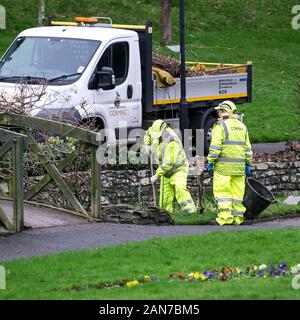 Cormac l'entretien du terrain de compensation des travailleurs le ruisseau qui coule à travers Trenance Gardens à Newquay en Cornouailles. Banque D'Images