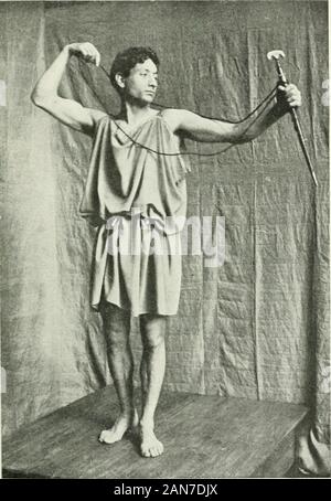 Histoire du costume antique d'après des études sur le modèle vivant . Fg- 33- - La tunique .grafée PAR DES CORDONS. Daprès un vase peint. Sur une coupe signée par Euphronios, un userlesene Vaseii, Gerhard-Bilder, III, pi. 225 ; S. Reinach. Répertoire des vasrs peints, II, p. 114.. Fig. 34.  MÊME DISPOSITION DE LA TUNIQUE sur la nature. 70 HISTOIRE DU COSTVME AXTIÇIE ^- sapin v * Banque D'Images