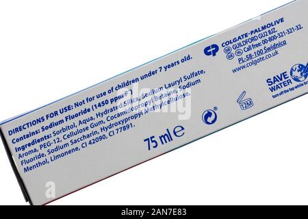 Les ingrédients sur la pâte dentifrice au fluorure Colgate de cristaux de refroidissement d'une nouvelle dimension de jeu de dentifrice fraîcheur sur fond blanc Banque D'Images