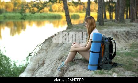 Camping-teen solitaire triste assis sur rivière et des difficultés de la vie de la pensée Banque D'Images