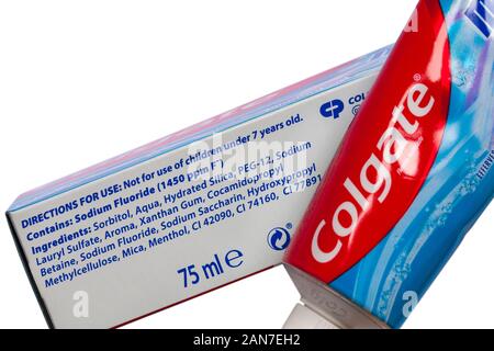 Les ingrédients sur la pâte dentifrice au fluorure Colgate de pentrates mousse intense entre les dents pour un nettoyage intense de rush jeu de dentifrice sur blanc Banque D'Images