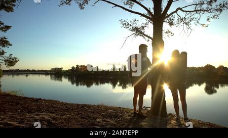 Backpackers enjoying view dans endroit pittoresque, locations et camping, vous détendre Banque D'Images