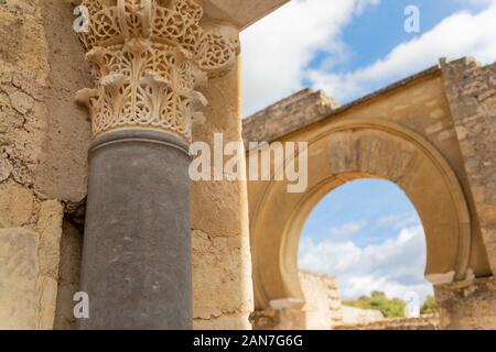 Cordoue, Espagne - 1 novembre 2019 : fragment de mur avec des coloris floraux en 10ème siècle ruiné ville médiévale Maure Medina Azahara en Andalousie sur No Banque D'Images